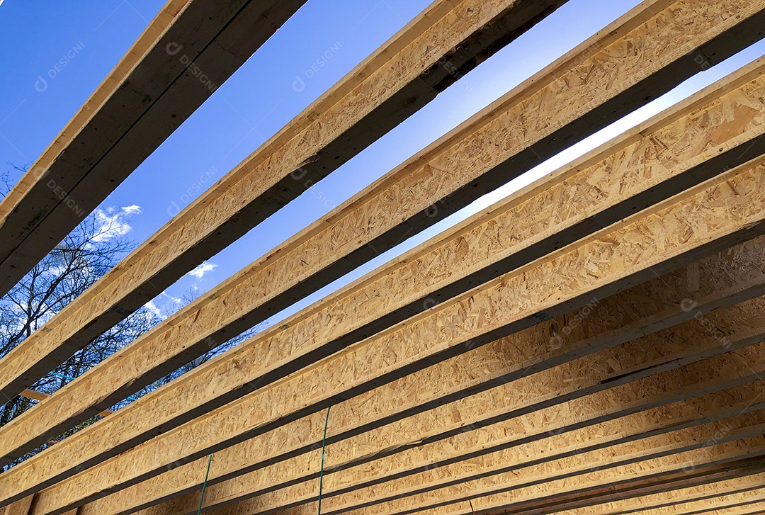 Construção de estrutura de madeira colocando viga de metal