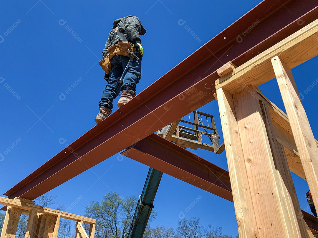 Construção de estrutura de madeira colocando viga de metal