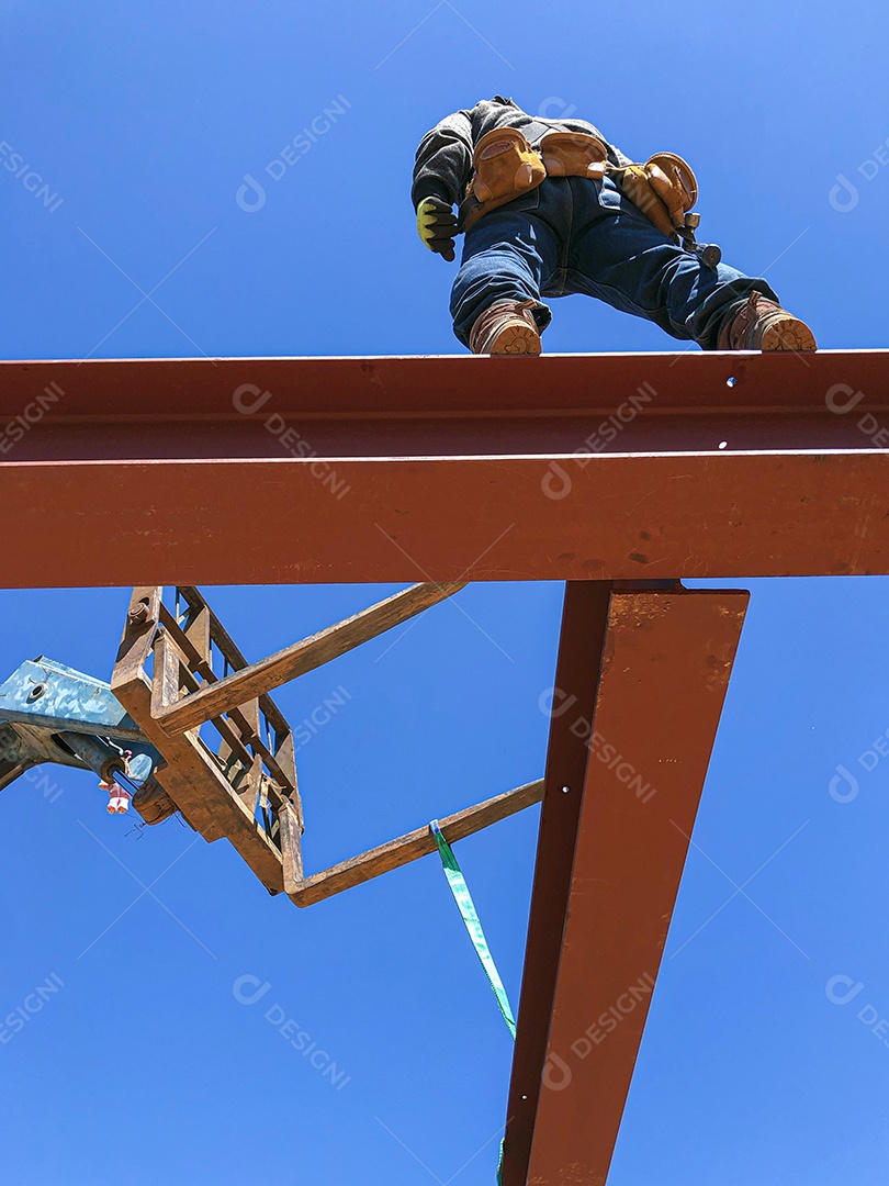 Construção de estrutura de madeira colocando viga de metal