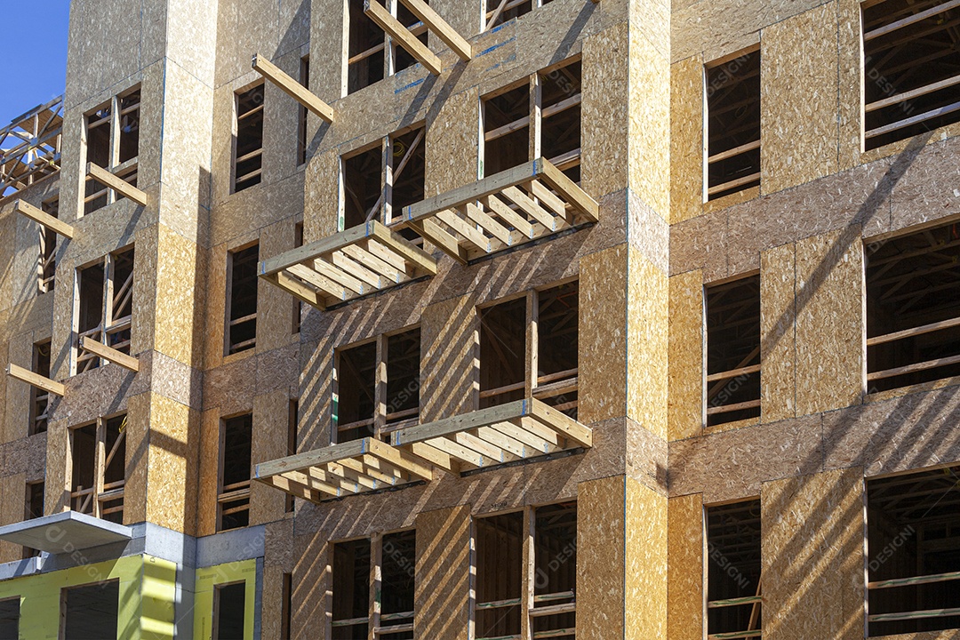 Estruturas de construção em madeira subida no guindaste