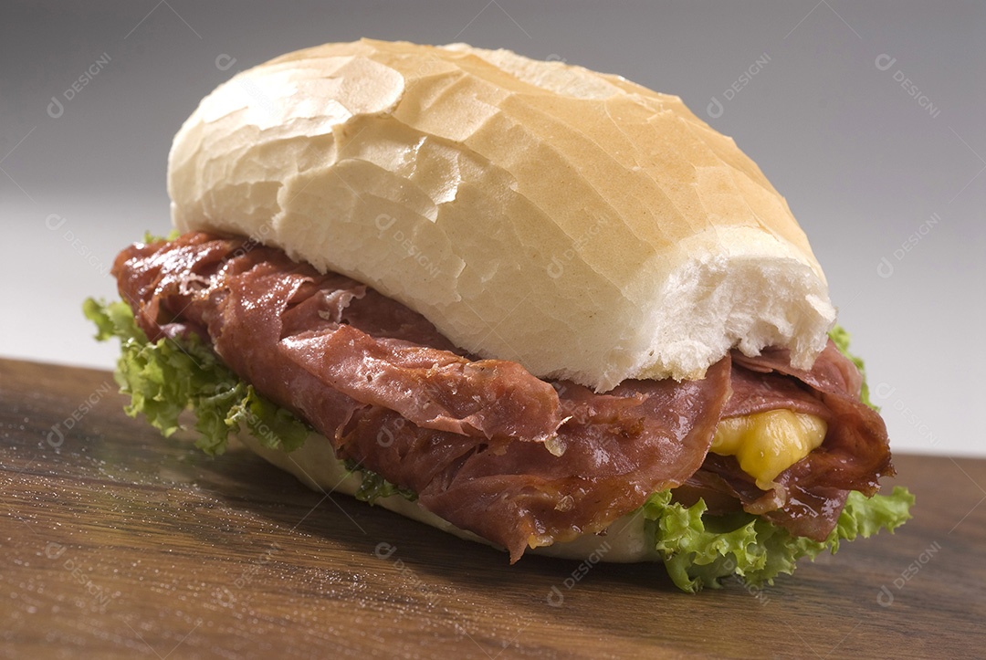 Sanduiche sobre uma mesas de madeira