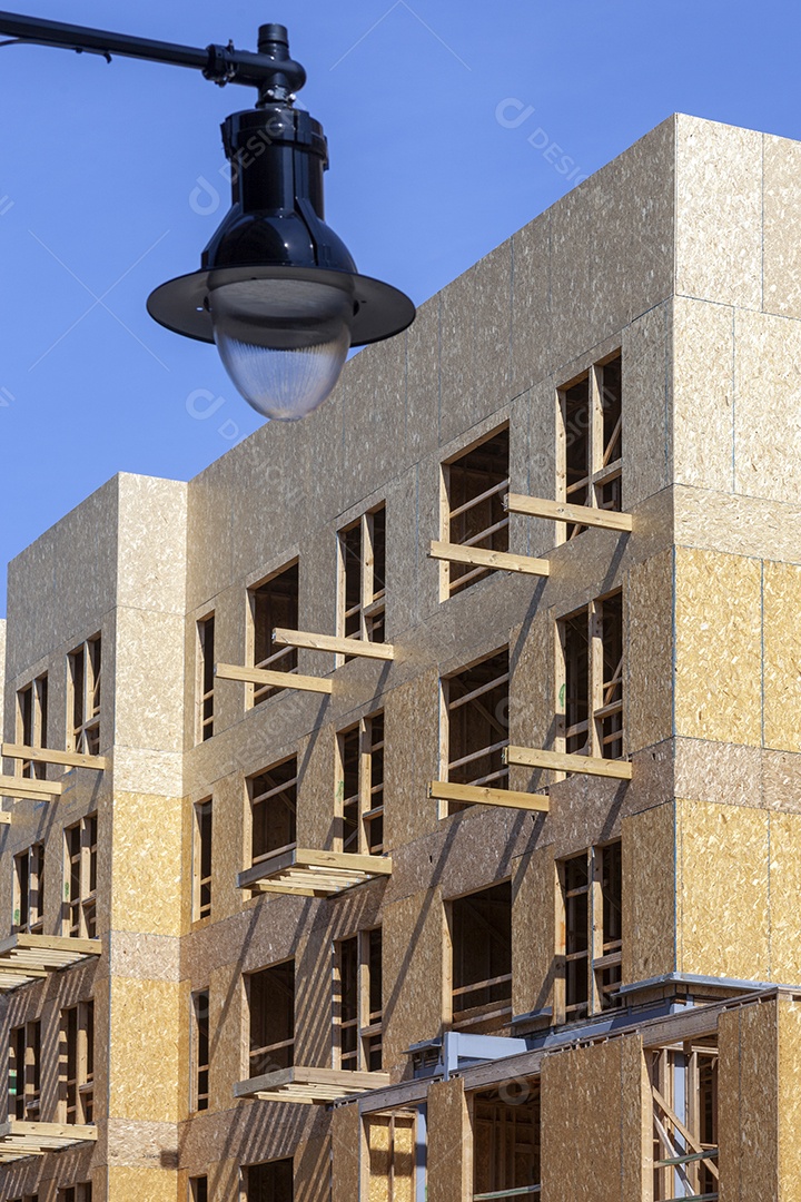 Estruturas de construção em madeira subida no guindaste