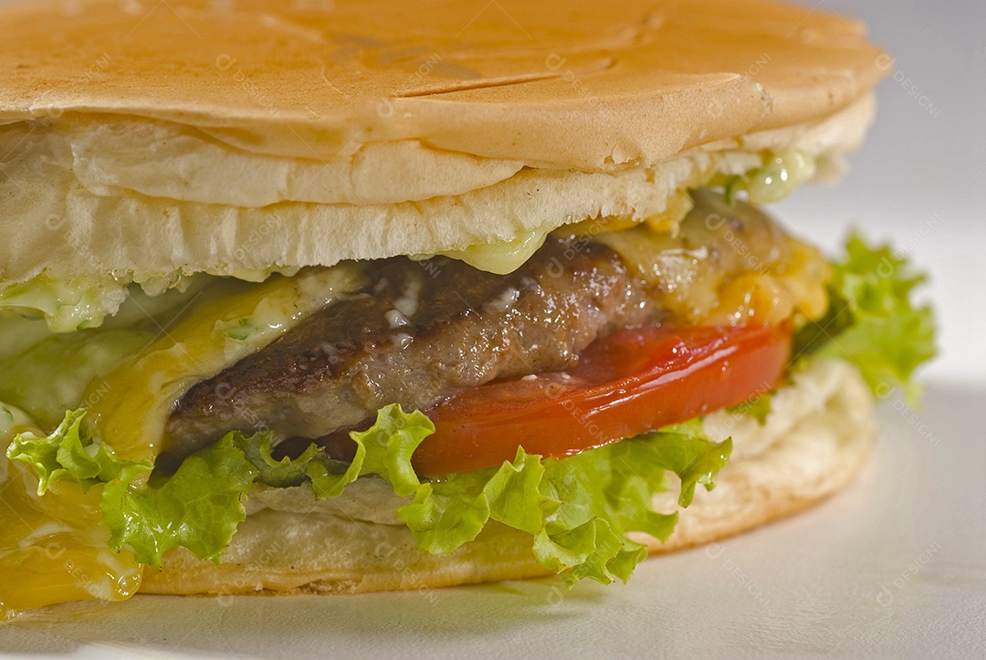 Sanduiche sobre uma mesas de madeira