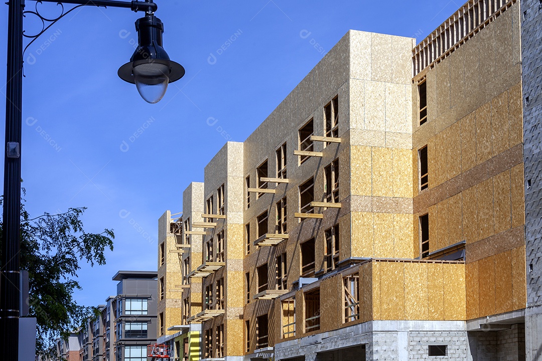 Estruturas de construção em madeira subida no guindaste