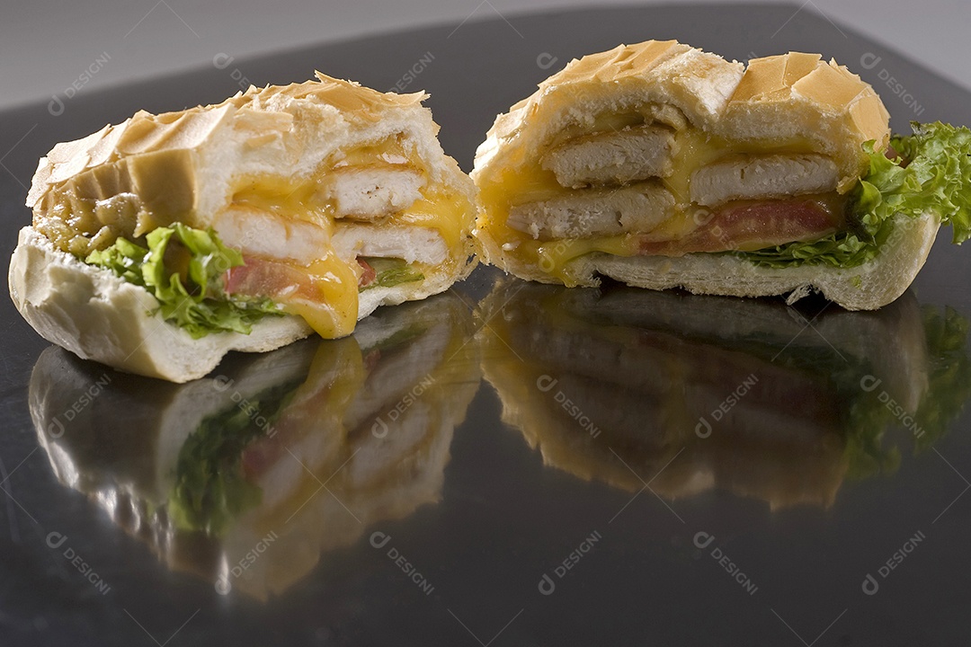 Sanduiche sobre uma mesas de madeira