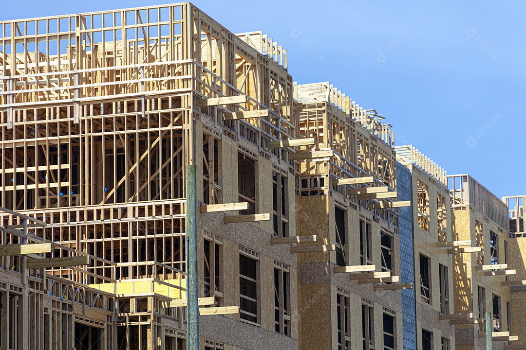 Estruturas de construção em madeira subida no guindaste