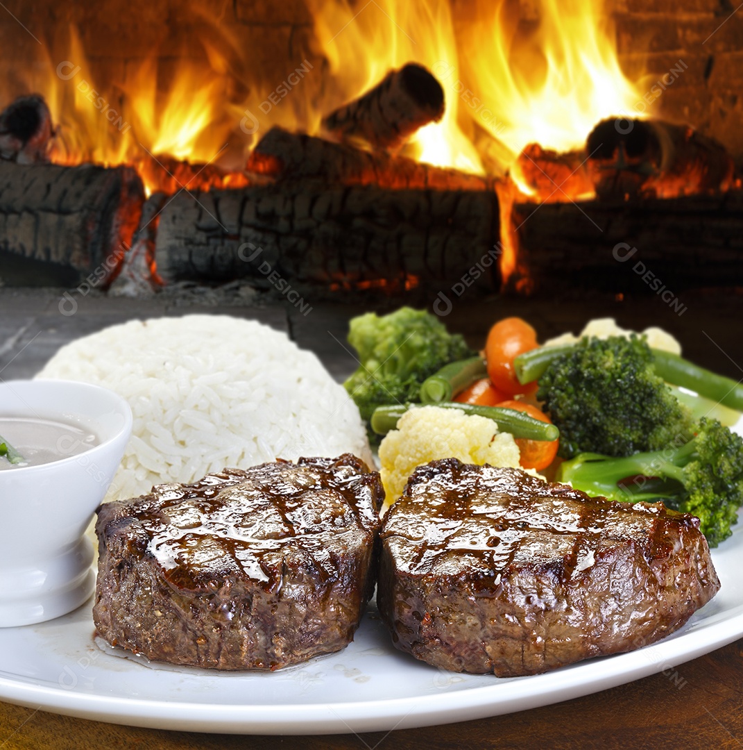 Arroz com carne assada e salada fria e molho