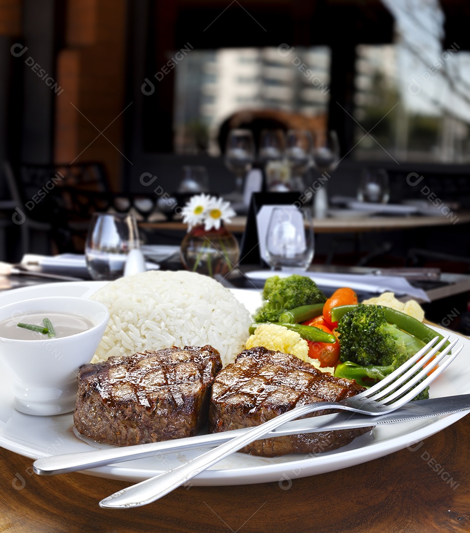 Arroz com salada fria molho carne assada