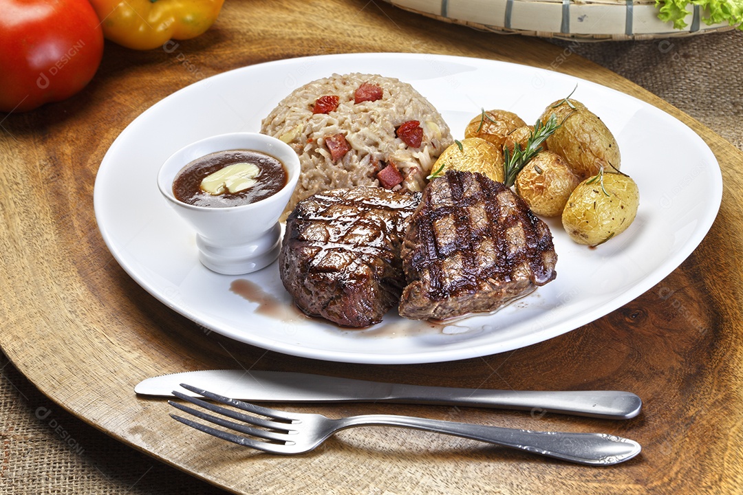 Arroz com batatas grelhadas e carne assada