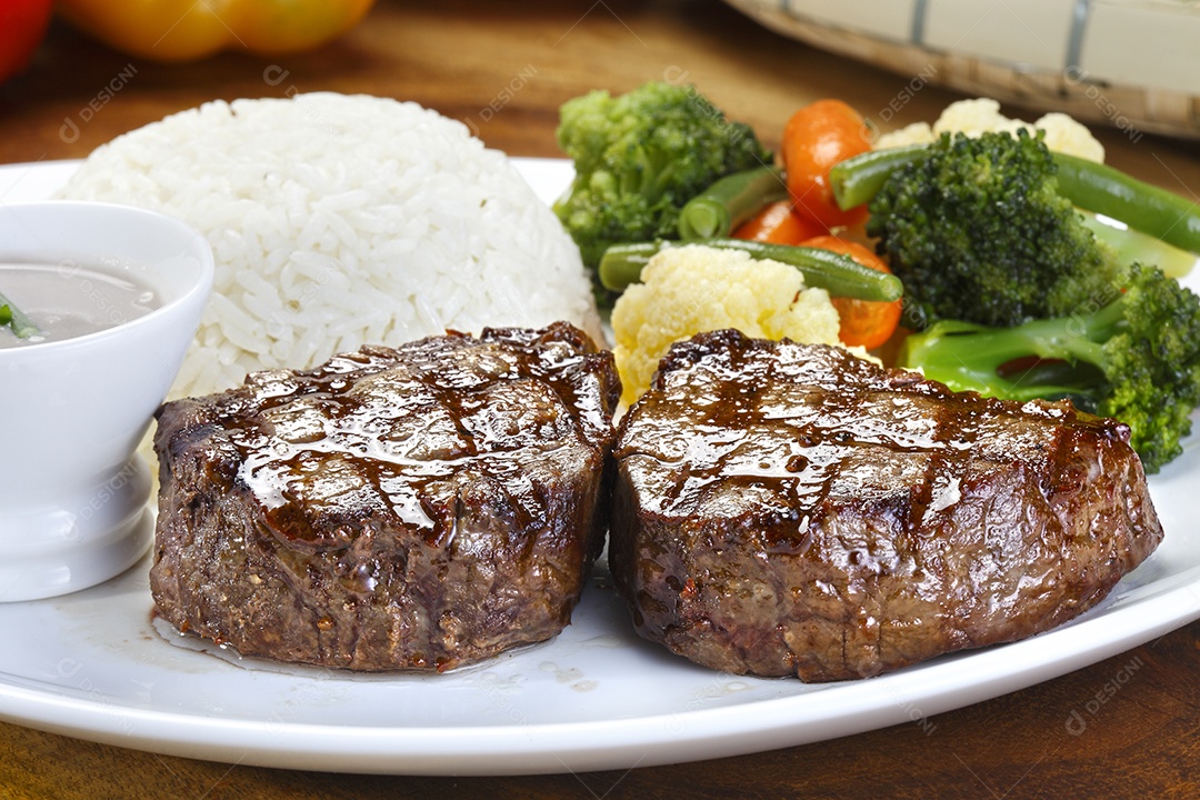 Arroz com carne grelhada com salada fria e molho