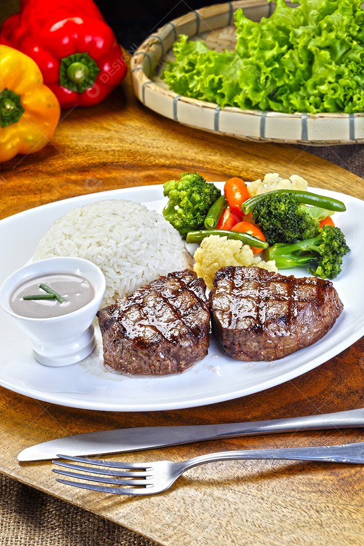 Arroz com salada e bife grelhado e molho