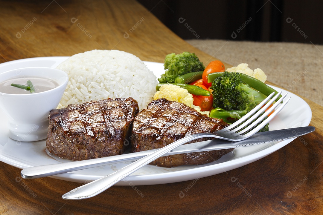 Carne grelhada molho salada e arroz