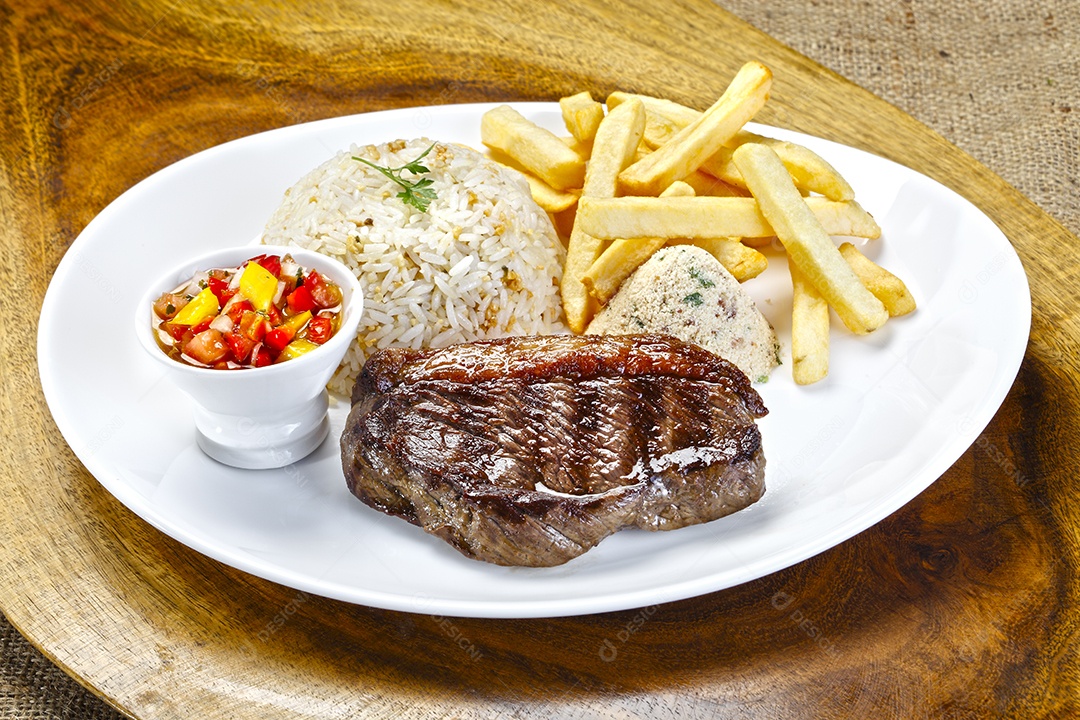 Arroz batatas fritas carne assada e vinagrete
