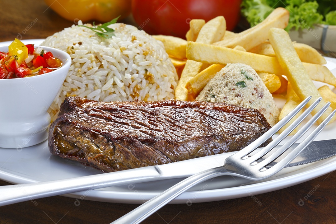 Arroz cozido carne grelhada e farofa batatas fritas e vinagrete