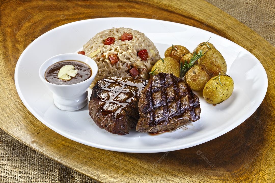 Arroz com carne assada e batatas grelhadas e molho