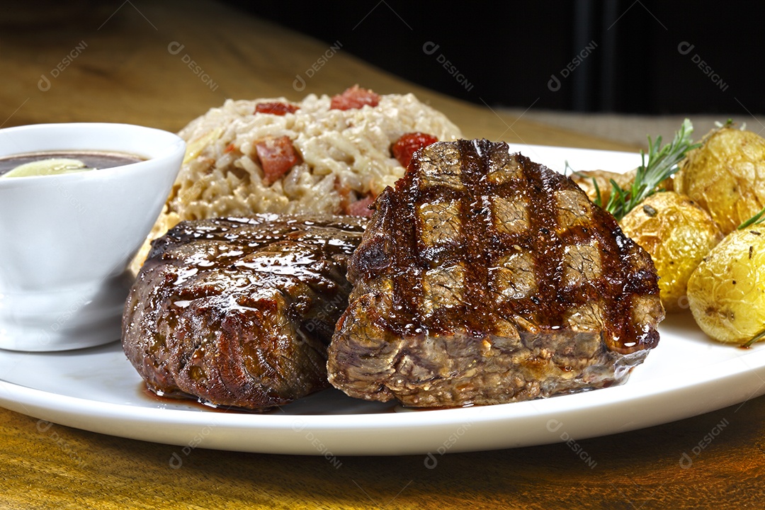 Arroz com carne grelhada com batatas assada e molho