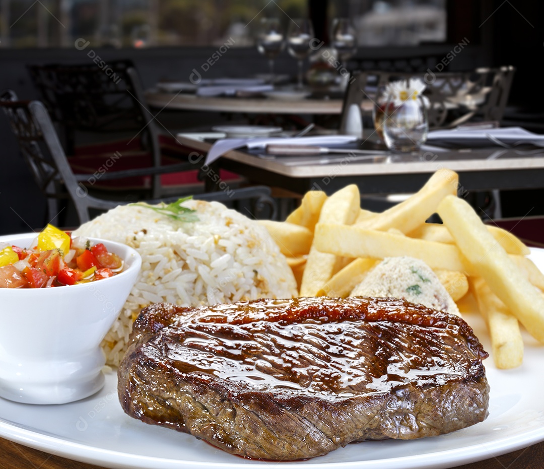 Arroz com carne assada batatas fritas salada e farofa