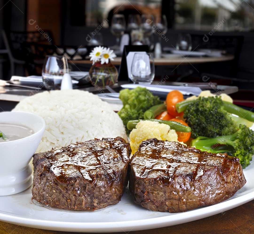 Arroz com salada fria molho e carne assada