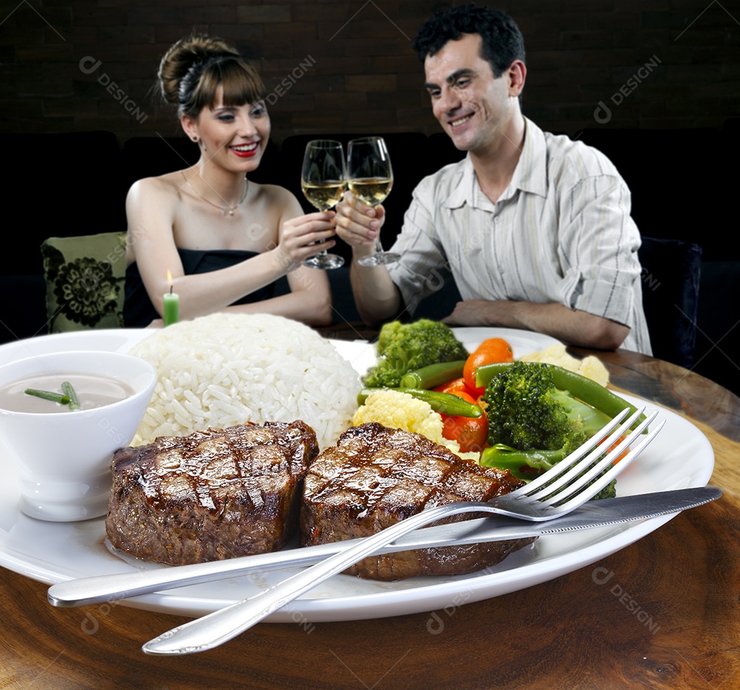 Carne assado com salada molho e arroz branco