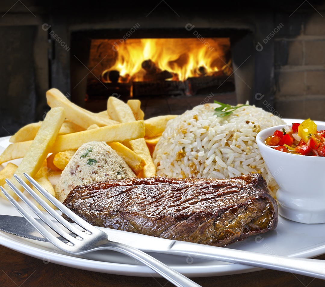 Batatas fritas com arroz farofa carne assada e vinagrete
