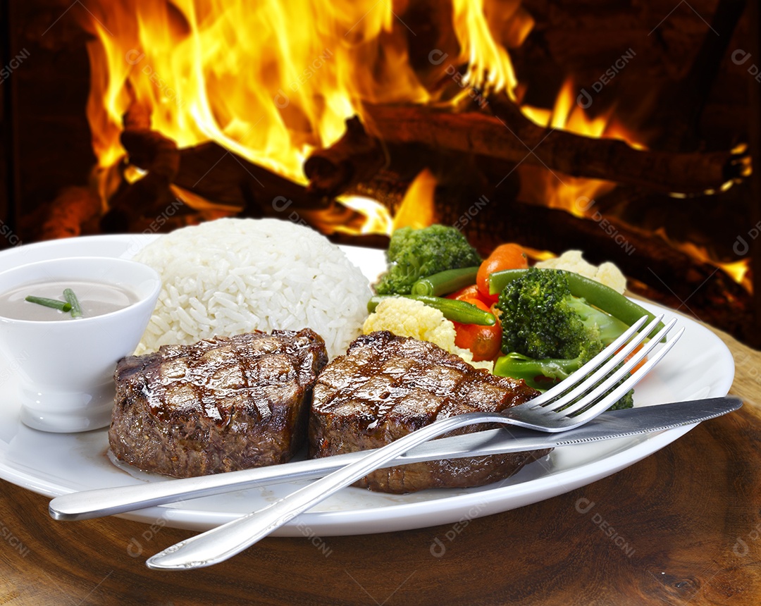 Carne grelhada com salada fria e arroz branco