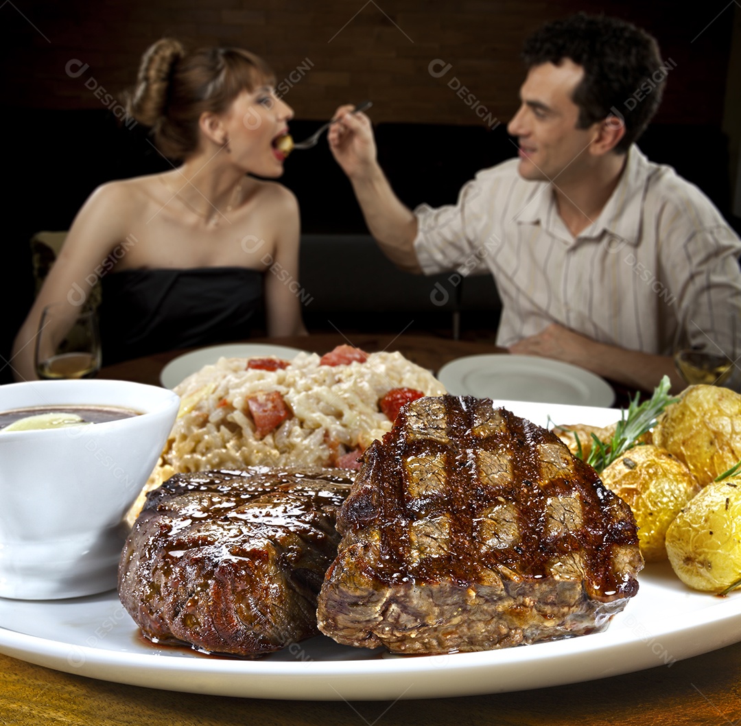 Arroz com batatas grelhadas e churrasco
