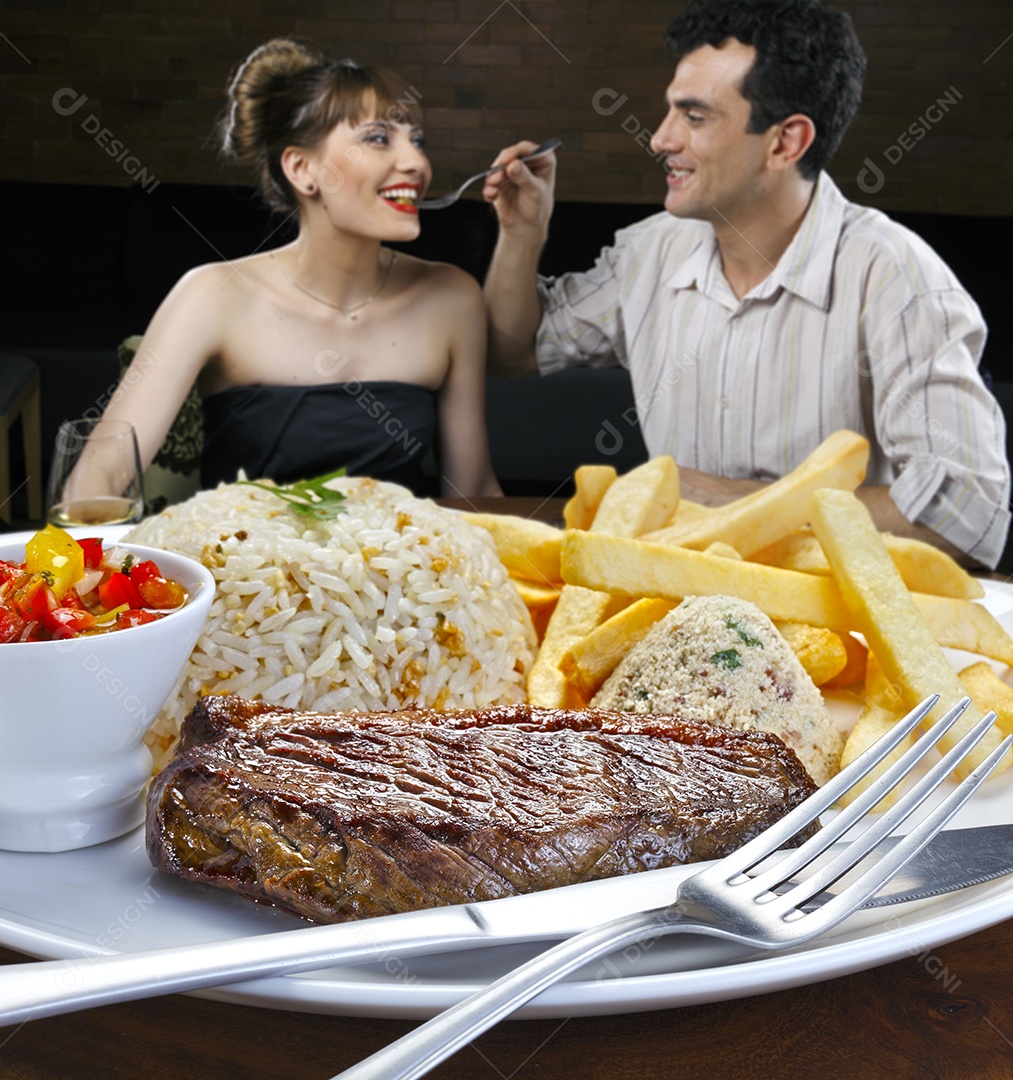 Prato tradicional carne grelhada arroz farofa e batatas fritas