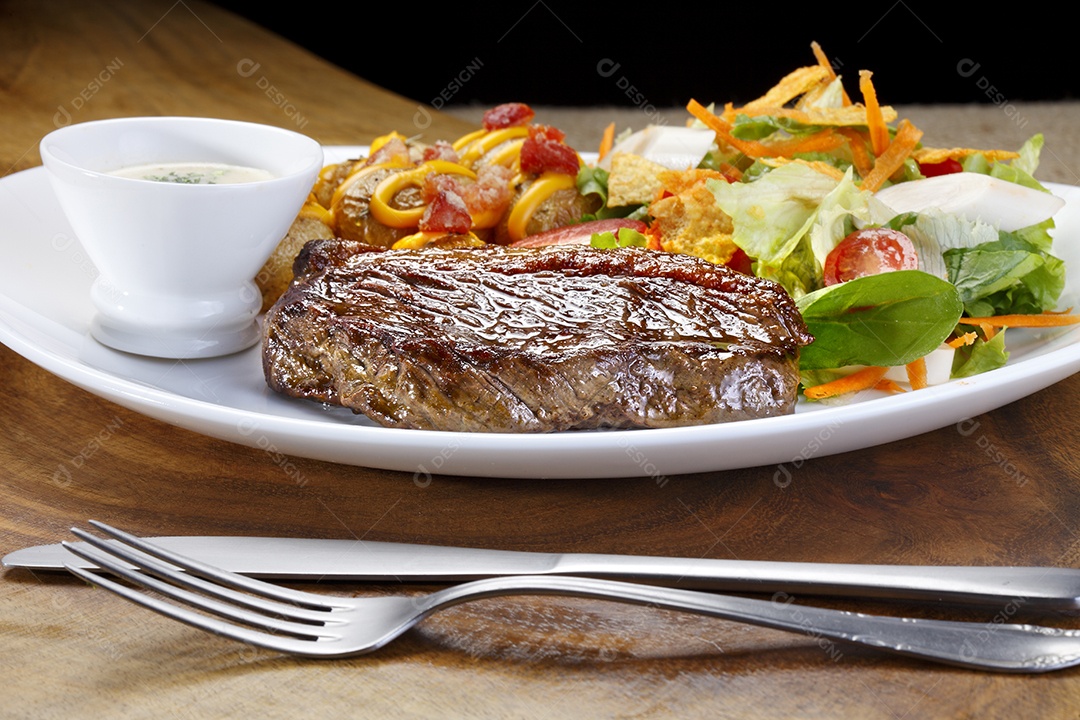 Carne grelhada com salada molho e legumes