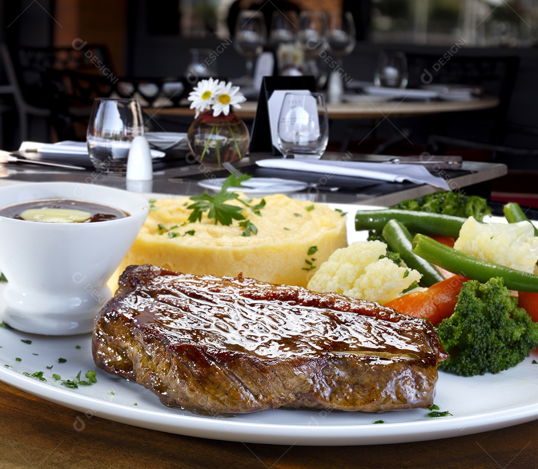 Carne grelhada com purê e salada