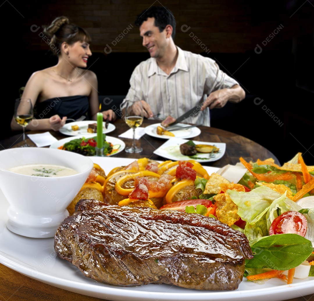 Carne assada com salada e molho