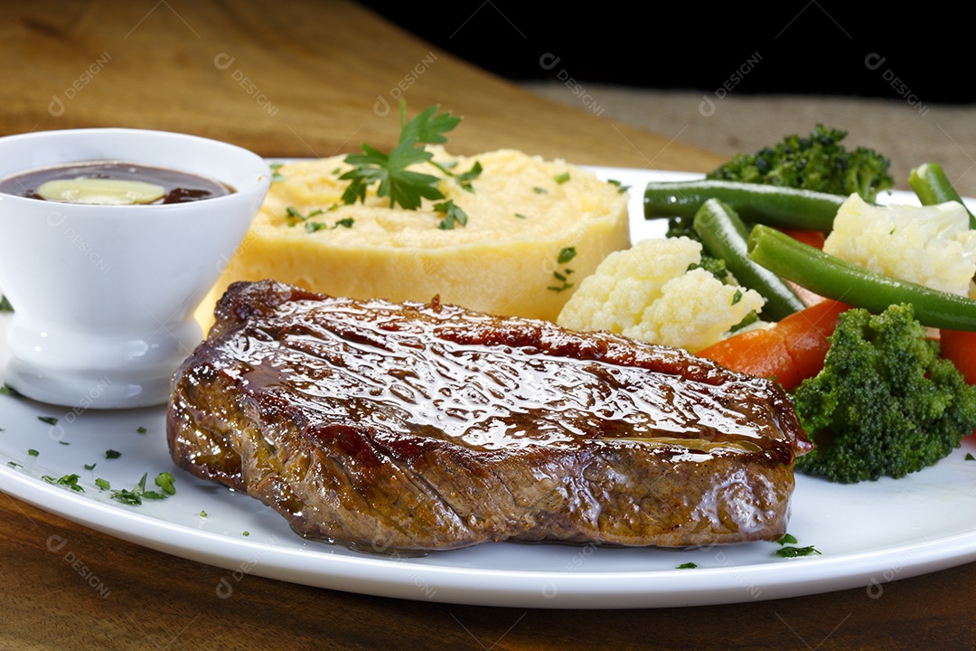 Salada com purê e carne grelhada