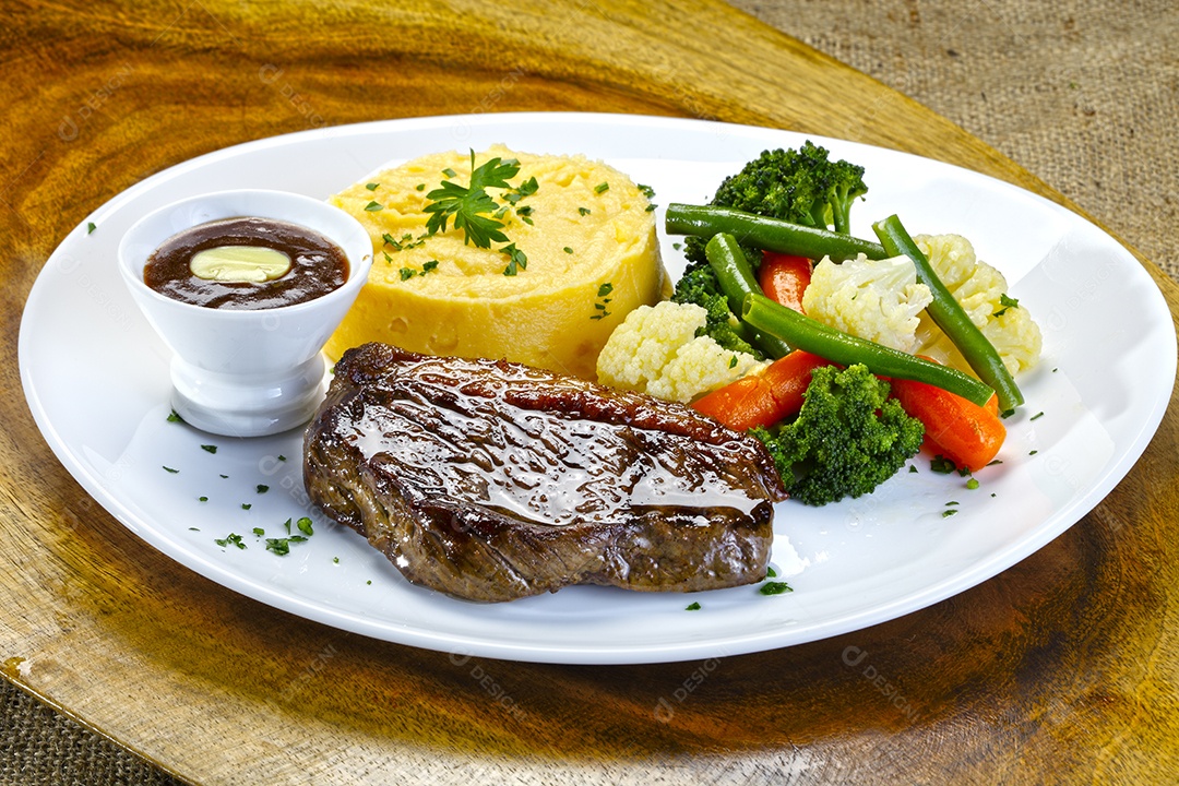 Churrasco com salada e molho