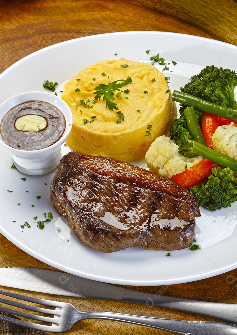 Churrasco com purê e salada e molho