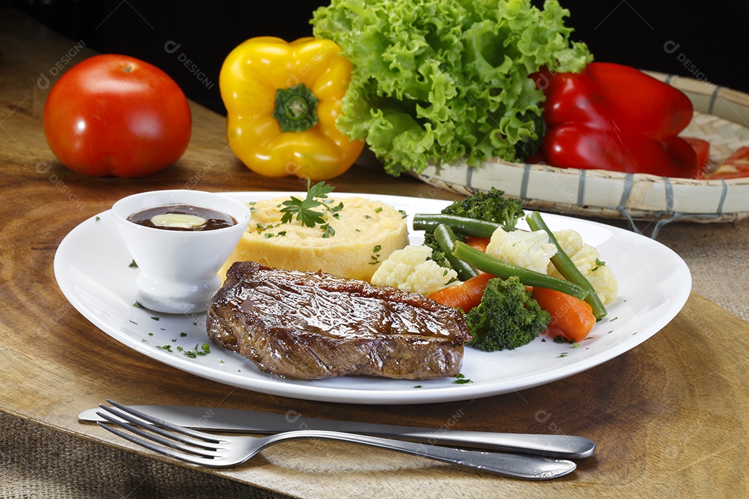 Carne assada com purê salada e molho