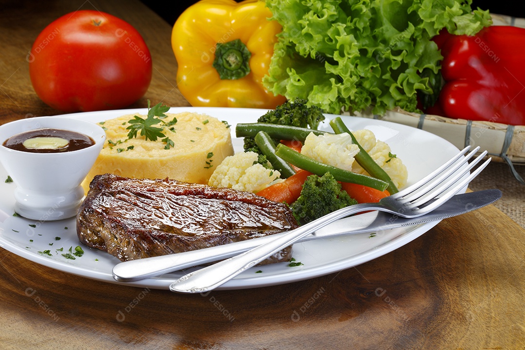 Carne assada com purê salada e molho