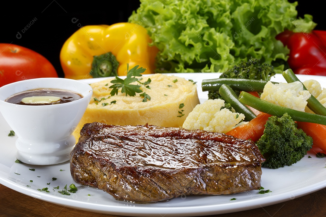 Carne assada com salada purê e molho