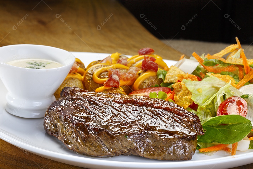 Carne assada com salada e molho