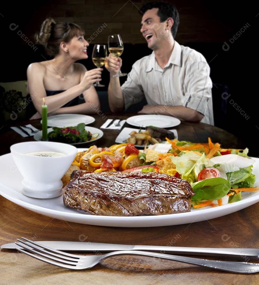 Carne grelhada com salada e molho