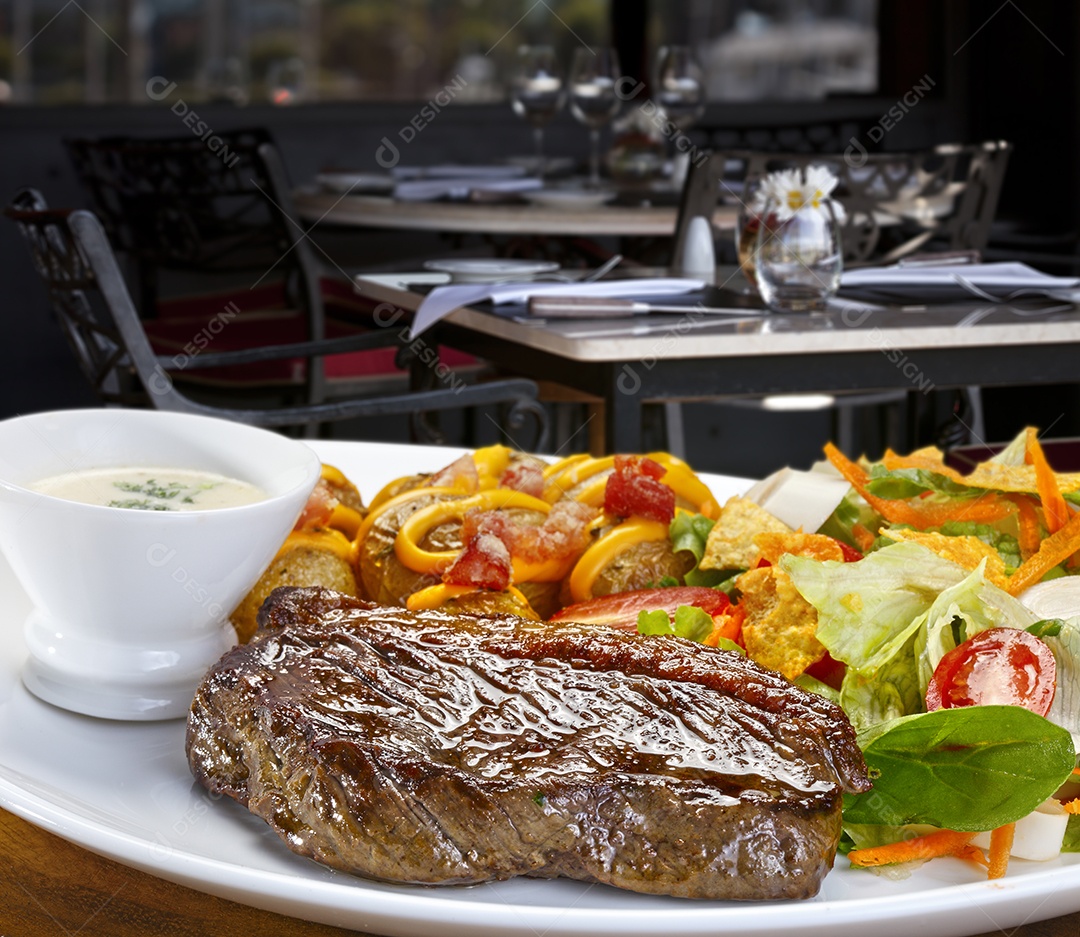 Bifes grelhados com salada e molho