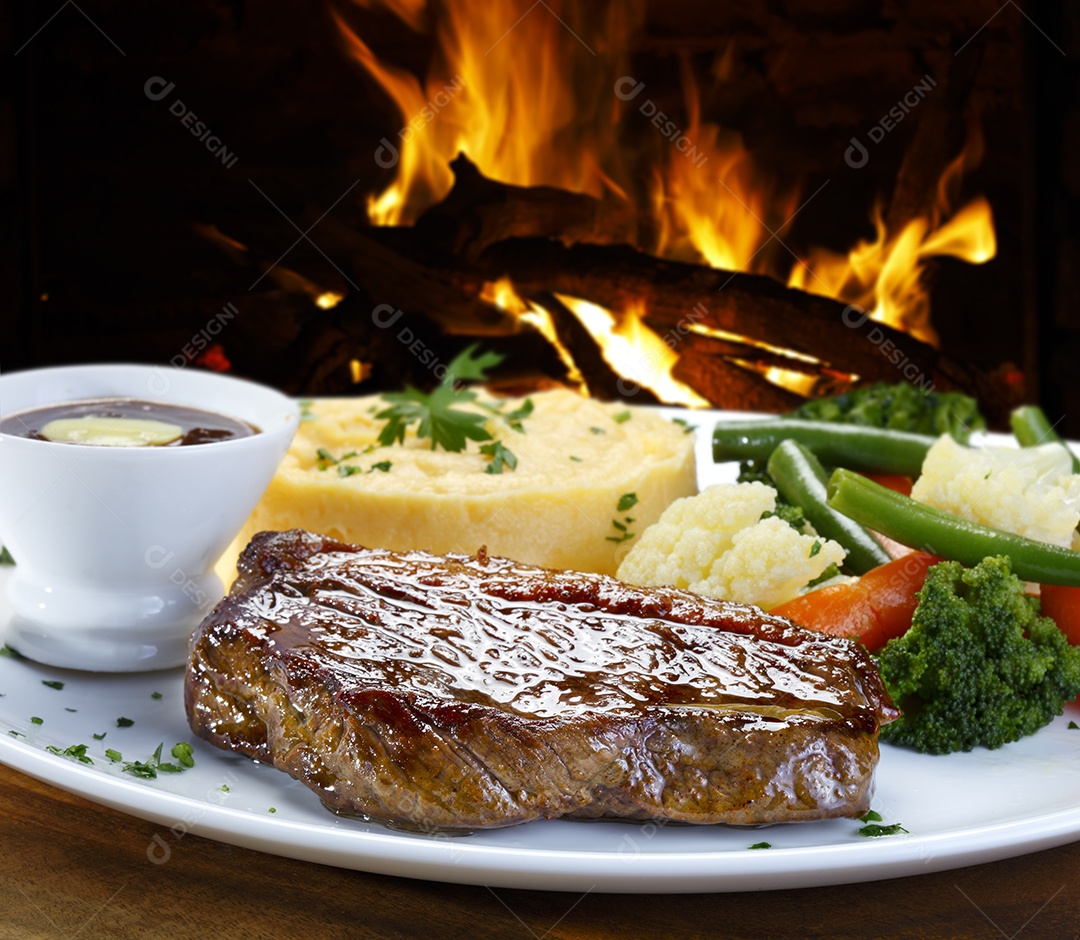 Bife grelhado com purê e salada
