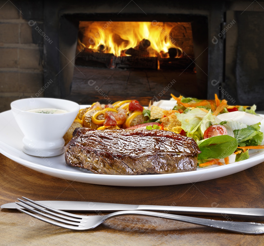 Carne grelhada com salada deliciosae molho