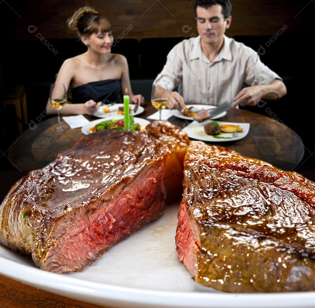 Pedaço de carne grelhada ao molho