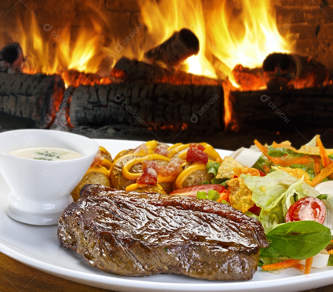 Carne grelhada com salada e molho