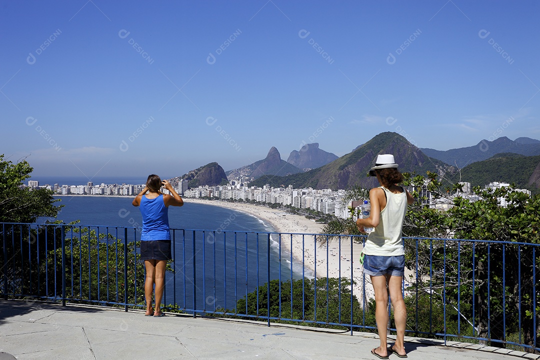 Turistas admirando a paisagem da praia de copacabana