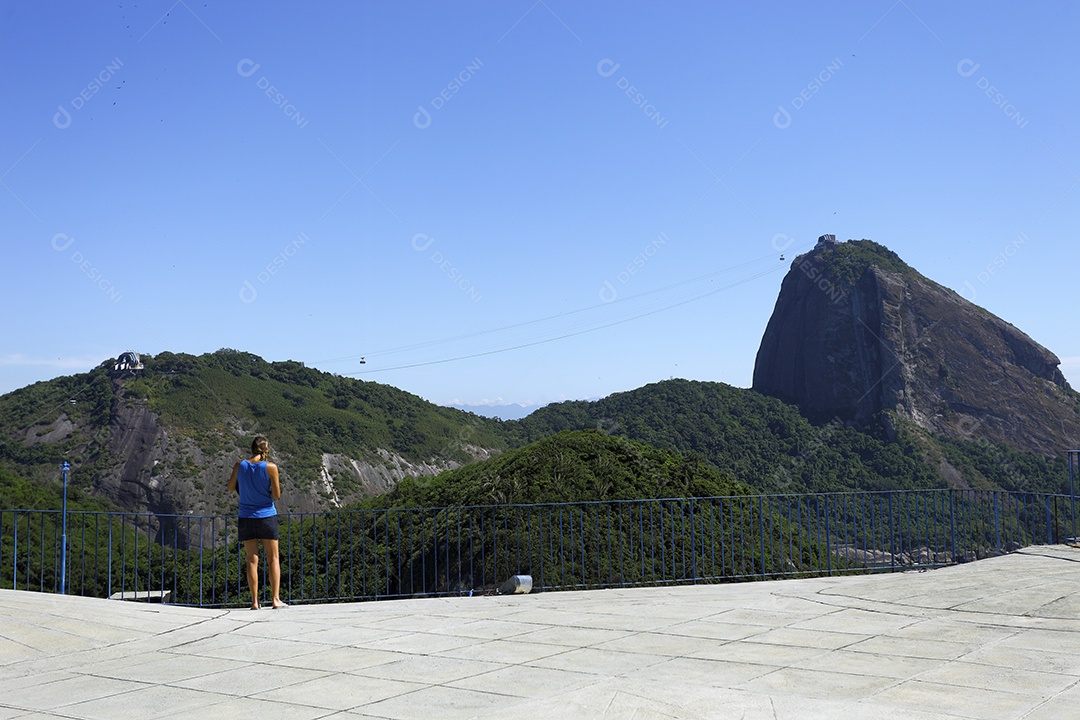 Pão de açúcar com teleférico e uma turista contemplando a natureza