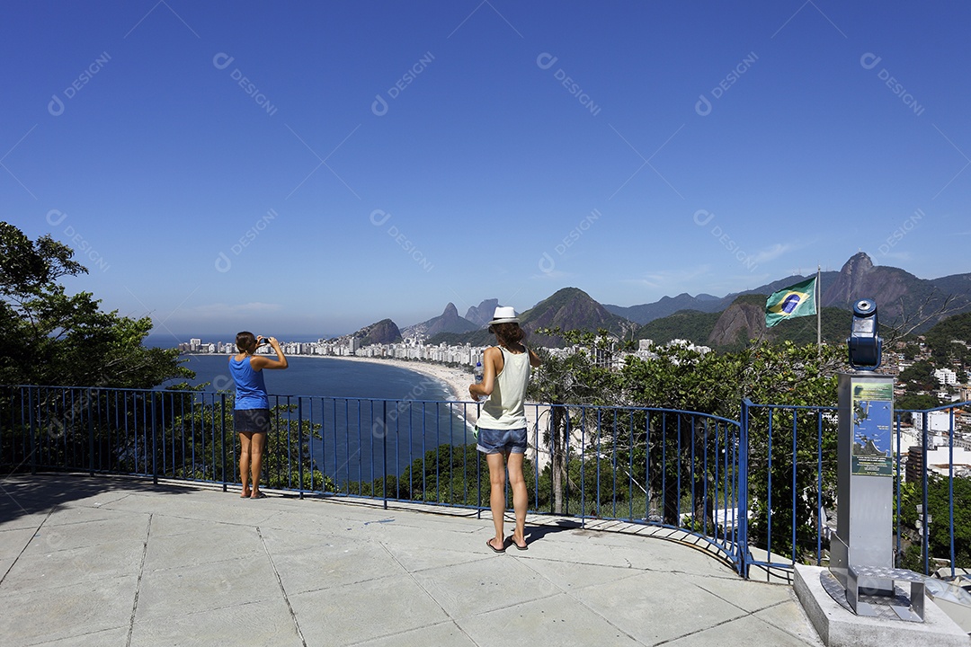 Praia de copacabana duas turista olhando a paisagem