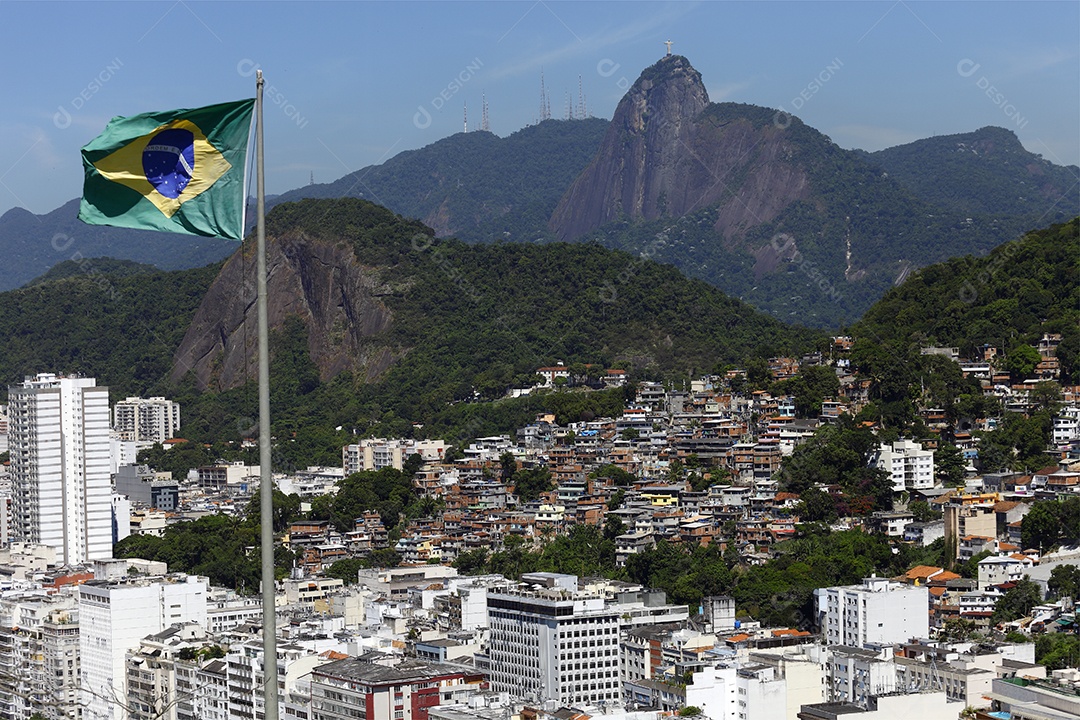 Cidade do Rio de Janeiro e uma bandeira do brasil