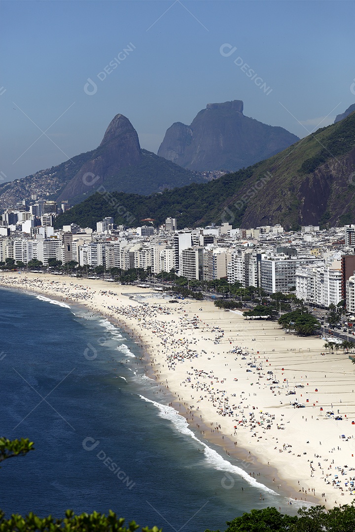 Praia de copacabana com fundo do morro Pão de Açúcar