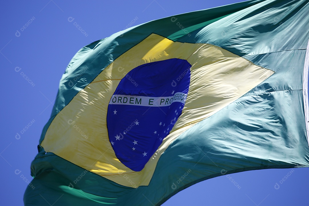 Bandeira do brasil ao vento