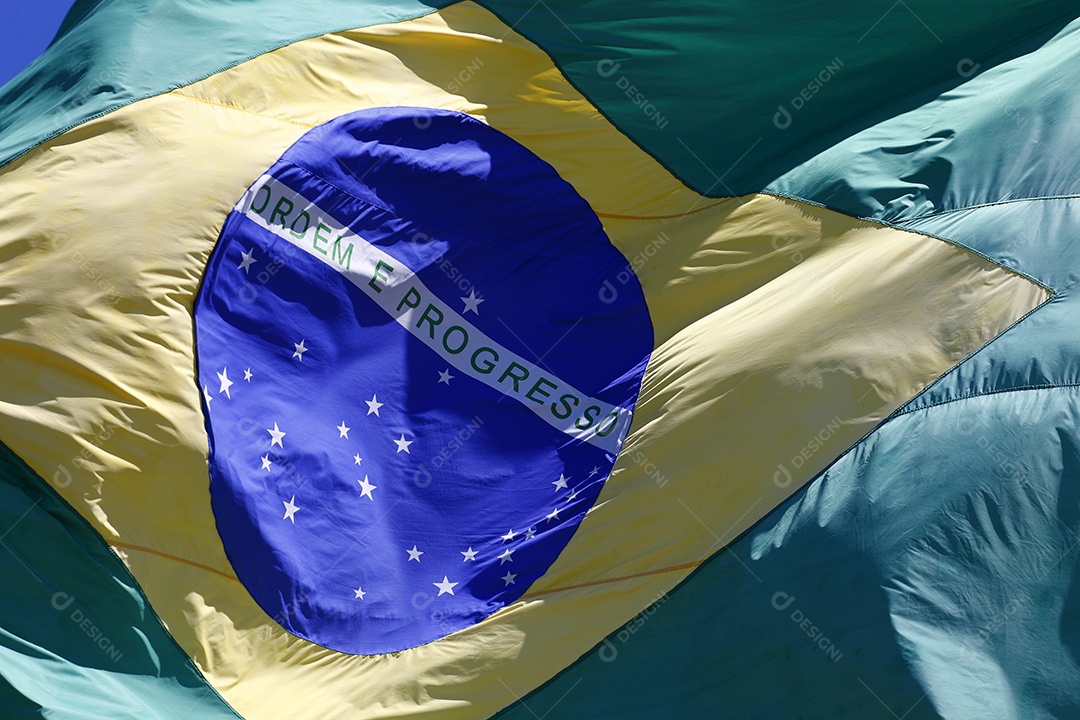 Bandeira brasileira ao vento